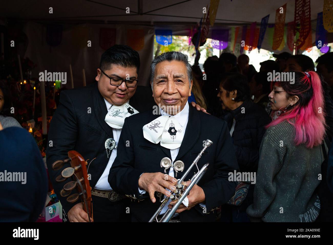 New York, NY, USA. 30. Oktober 2022. Mano a Mano: Die mexikanische Kultur ohne Grenzen (Cultura Mexicana Sin Fronteras) veranstaltete in der Markuskirche in der Bowery eine Feier des Dia de Muertos mit einem Gedenkaltar mit Opfergaben, Fotografien und schriftlichen Erinnerungen sowie mexikanischem Essen, Kunsthandwerk und Unterhaltung. Ramón Ponce, SR, von Real de Mexico. Quelle: Ed Lefkowicz/Alamy Live News Stockfoto