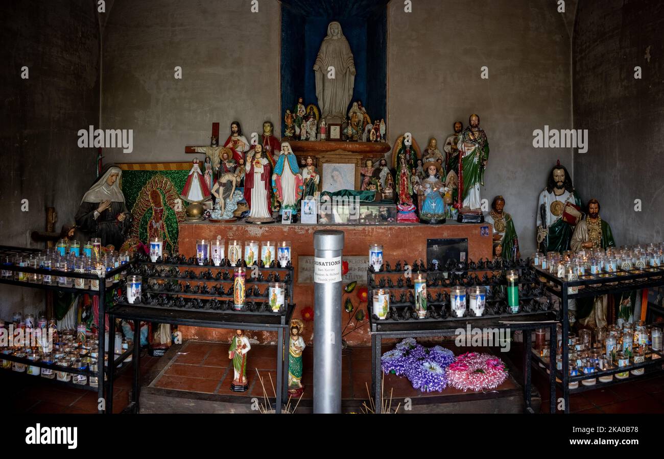 Brennende Kerzen für einen Altar bei der Mission San Xavier del Bac in Tucson, Arizona Stockfoto
