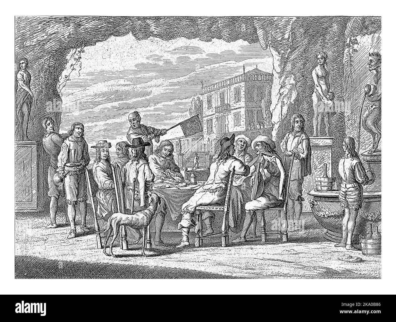 Eine Firma sitzt um einen Tisch im Garten eines Landhauses. Sie essen und machen Musik. Ein Junge füllt Krüge mit Wasser aus dem Brunnen, der t ist Stockfoto