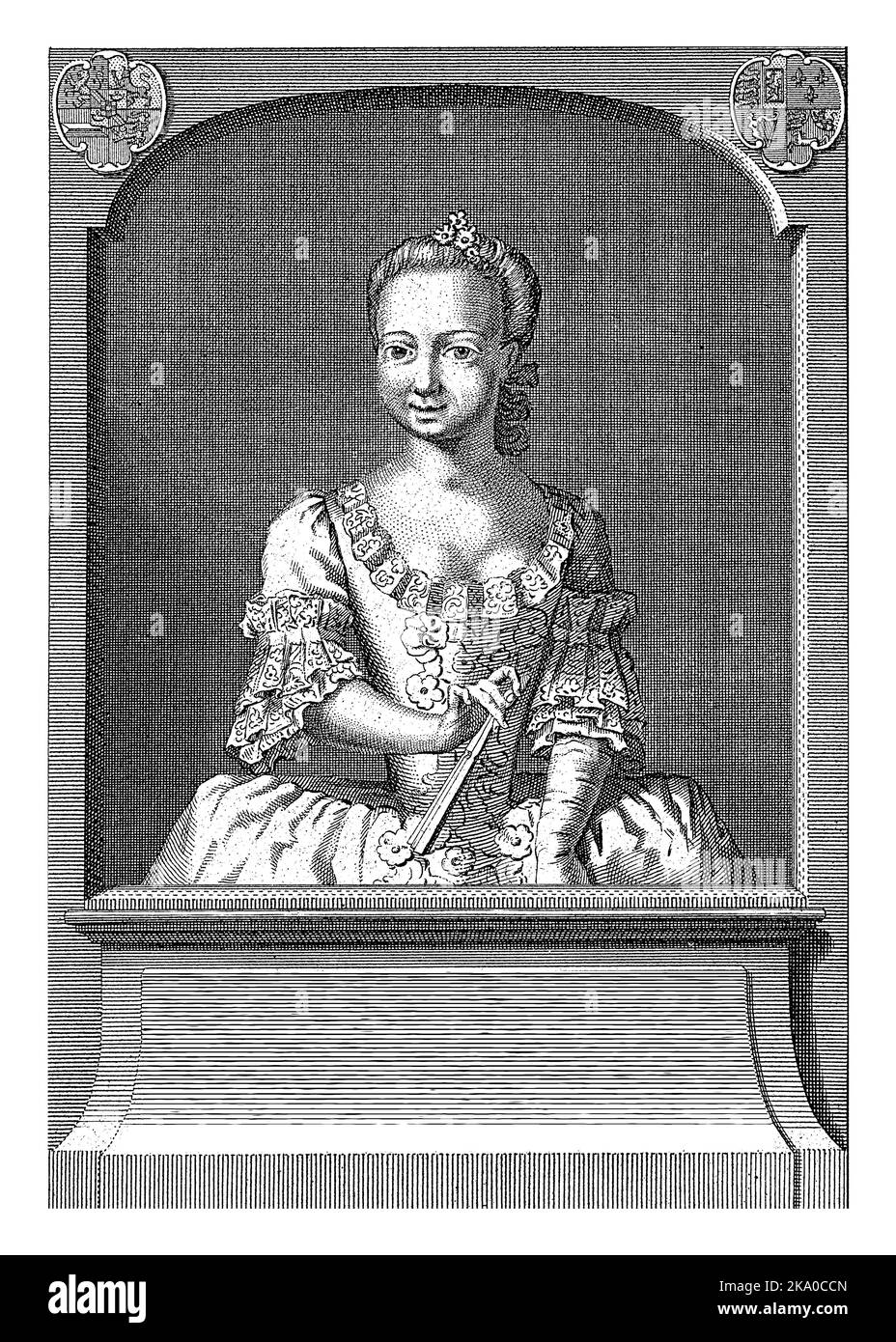 Porträt von Carolina unter einer Bar. In ihrer rechten Hand ein Fächer. Eine Waffe oben links und oben rechts. Sechs Zeilen niederländischer Text in einem Rahmen. Stockfoto