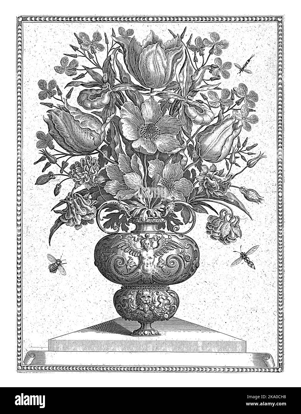 Dekorative Vase mit Blumen, die auf einem dreieckigen Sockel steht. Links eine Hummel, rechts oben und unten eine Biene. Stockfoto