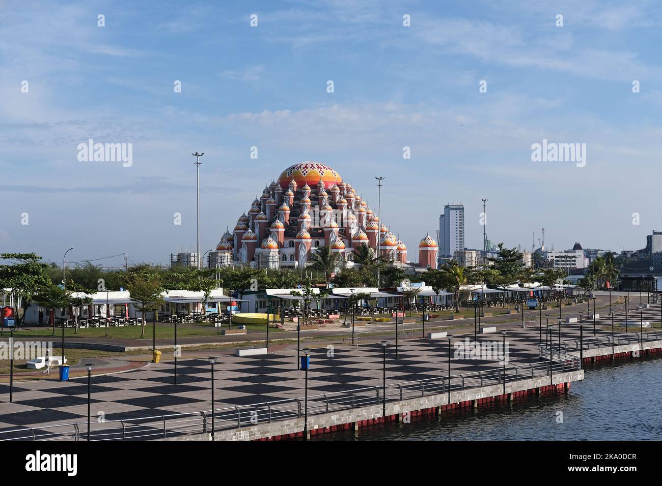 Blick auf die 99 Dome Moschee ( Masjid 99 Kubah ) rund um Losari Strand am Morgen. Stockfoto