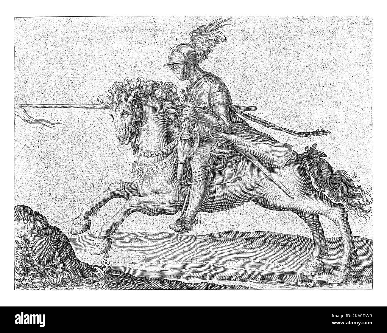 Ein gepanzerter Mann auf dem Pferderücken (Speer Rider) reitet in angreifender Position nach links, wobei seine Lanze ausgestreckt ist. Stockfoto