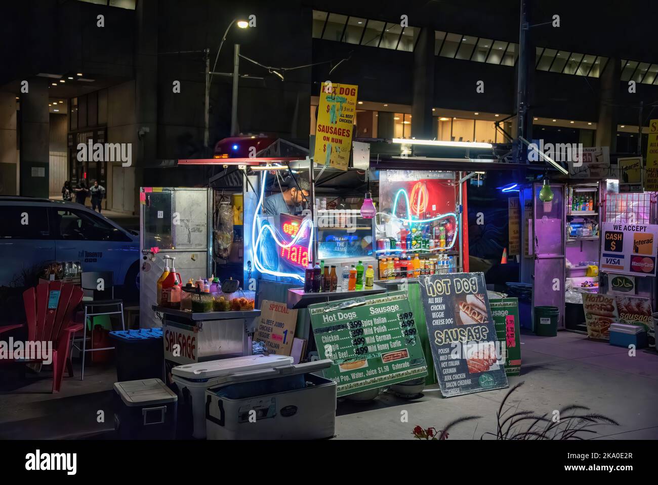 Toronto, Kanada - 11. August 2022: Hot Dog und Würstchen stehen auf der Queen Street W nachts im Freien Stockfoto