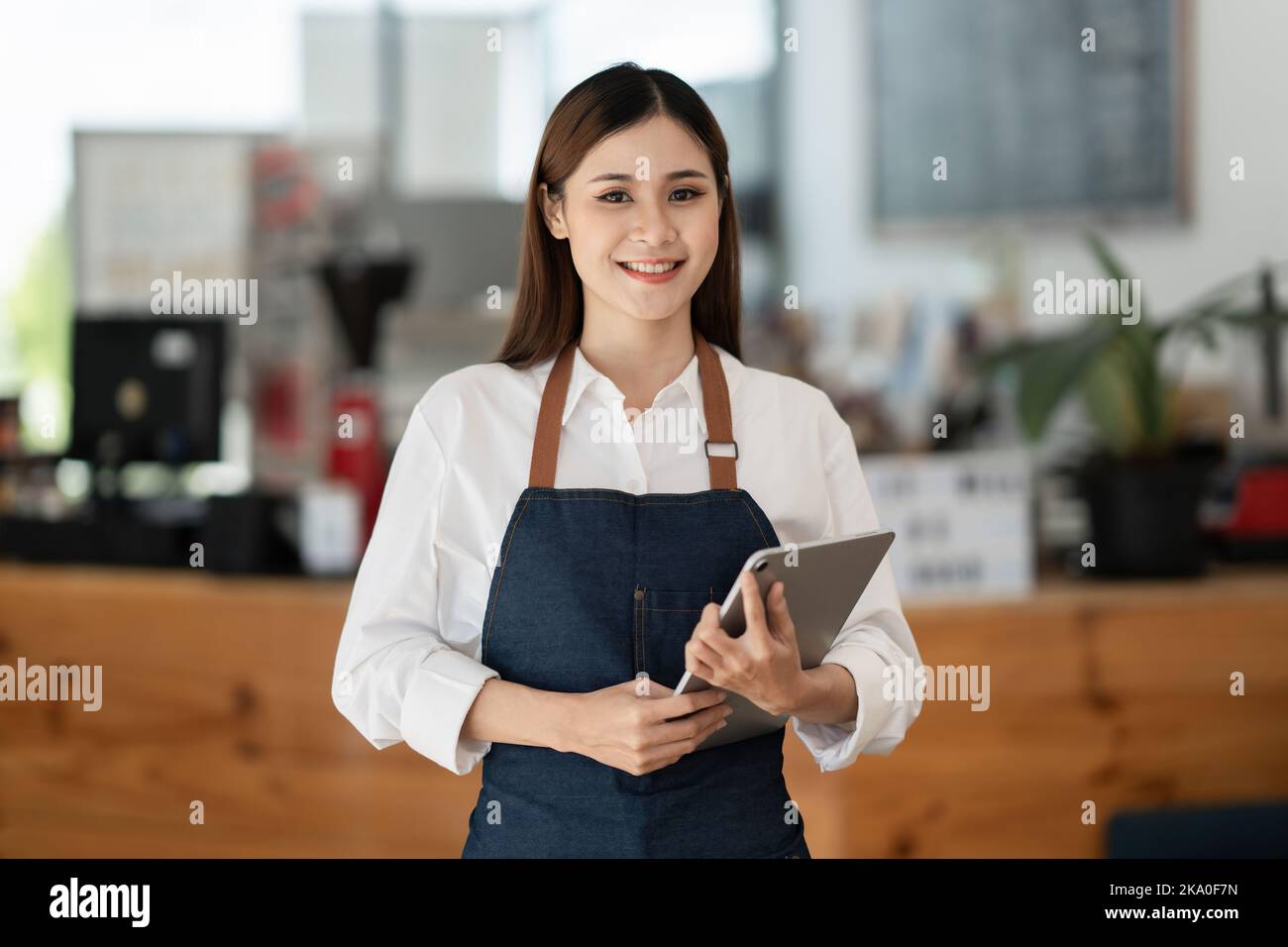 Erfolgreiche Kleinunternehmerin sme Schönheit Mädchen stehen in ihrem Café Stockfoto