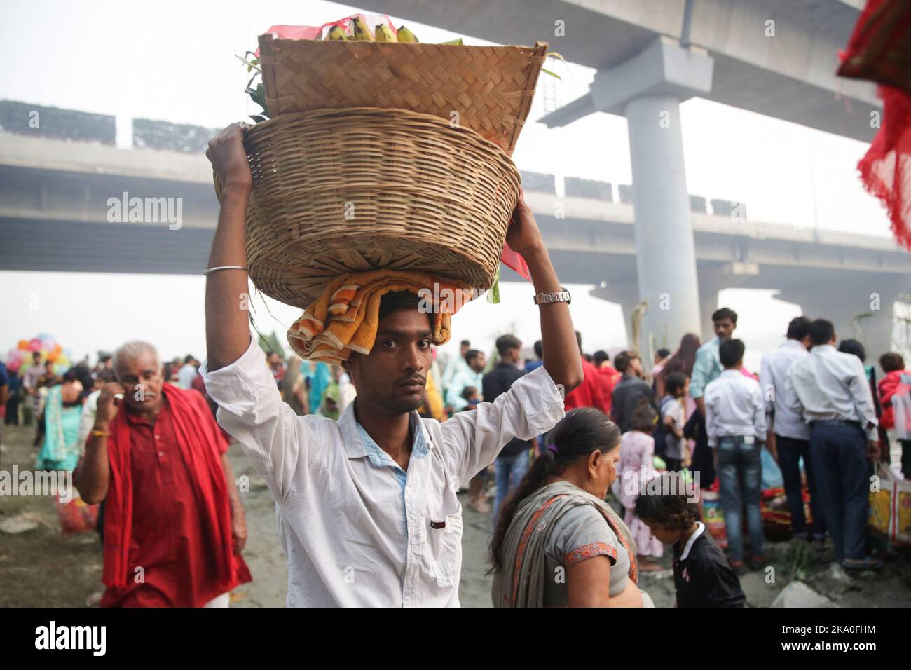 Noida, Indien. 30. Oktober 2022. Hinduistische Anhänger versammeln sich, um an einem Ritual der Anbetung des sonnengottes während des Hindu-Festivals von Chhath Puja am Ufer des Flusses Yamuna in Noida teilzunehmen. Gebete während Chhath puja sind der Sonnengottheit Surya/Sun gewidmet, um Dankbarkeit und Dankbarkeit zu zeigen. Kredit: SOPA Images Limited/Alamy Live Nachrichten Stockfoto