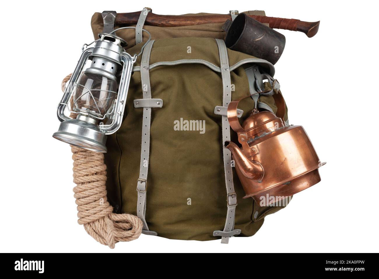 Antiker Vintage Rucksack mit Seil, Teekannen, Messingbecher und Gaslaterne isoliert auf weißem Hintergrund Stockfoto