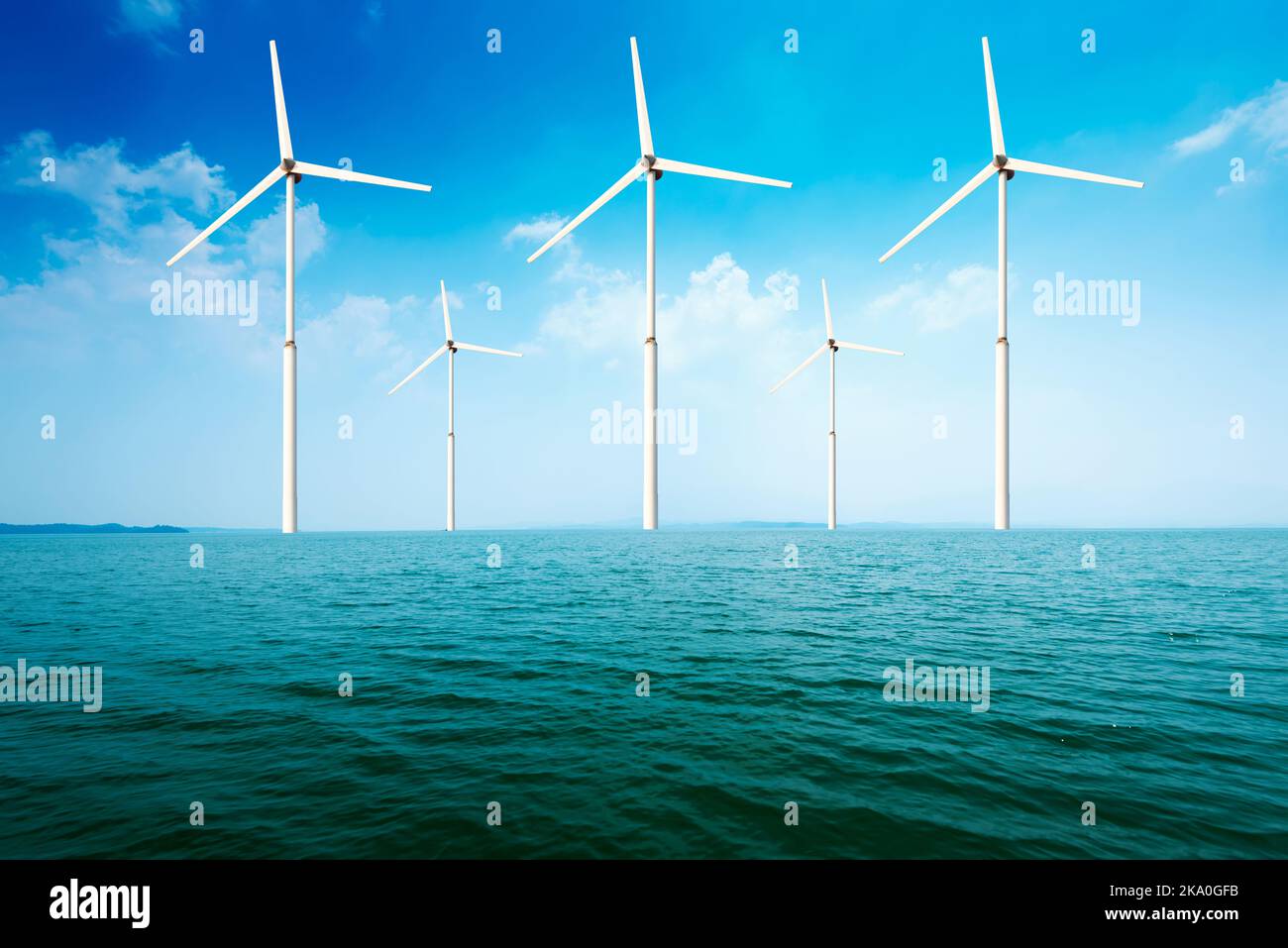 weiße Windkraftanlage zur Stromerzeugung auf See Stockfoto