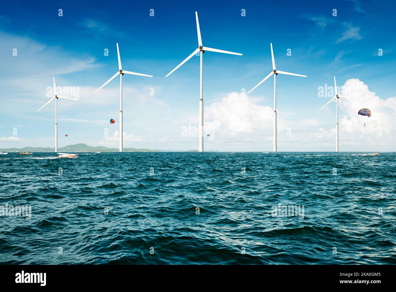 weiße Windkraftanlage zur Stromerzeugung auf See Stockfoto