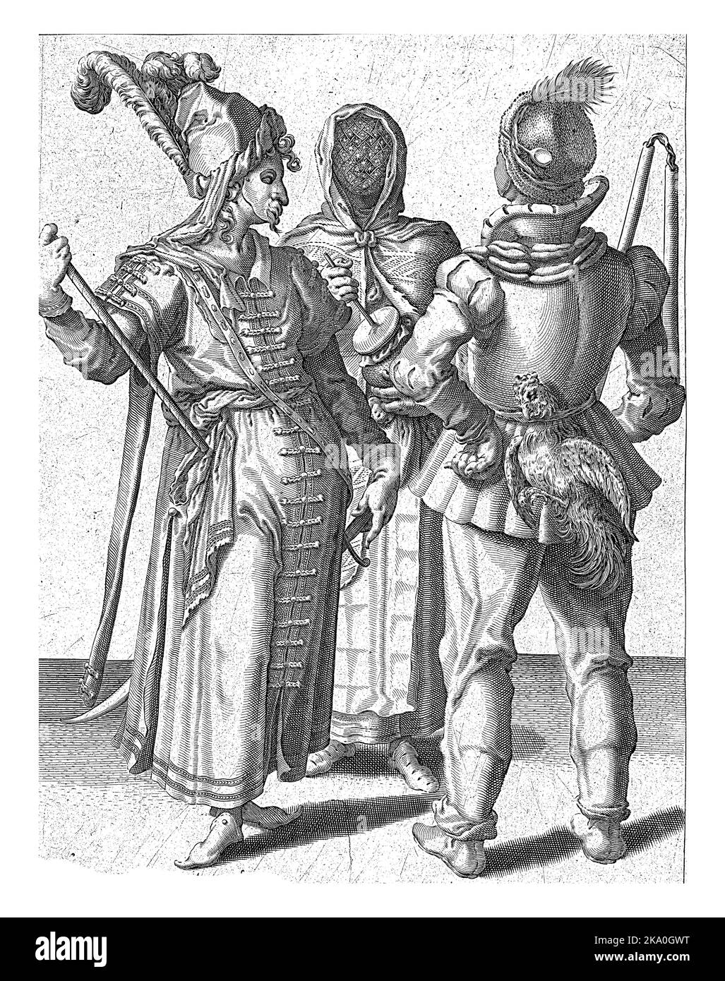 Zwei maskierte und verkleidete Männer - einer von hinten gesehen mit einem Hahn auf dem Gürtel, einer in orientalischer Kleidung - stehen vor einer verschleierten Dame mit einem Schrotttopf Stockfoto