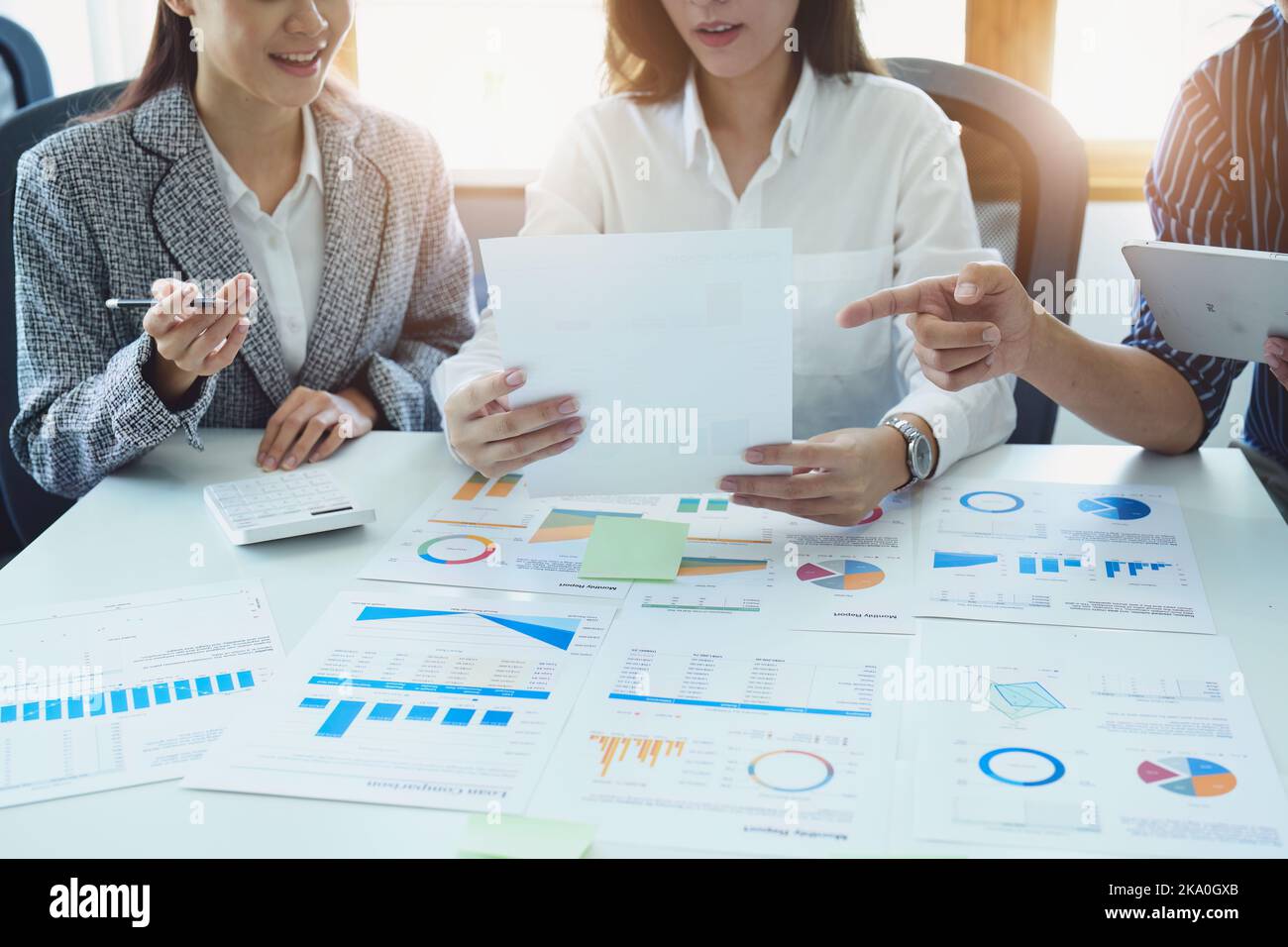 Das Image einer Gruppe von Geschäftsleuten, die mit Partnern zusammenarbeiten, plant, die Investitionsrisiken zu reduzieren und passt Marketingstrategien an, um sie zu analysieren Stockfoto