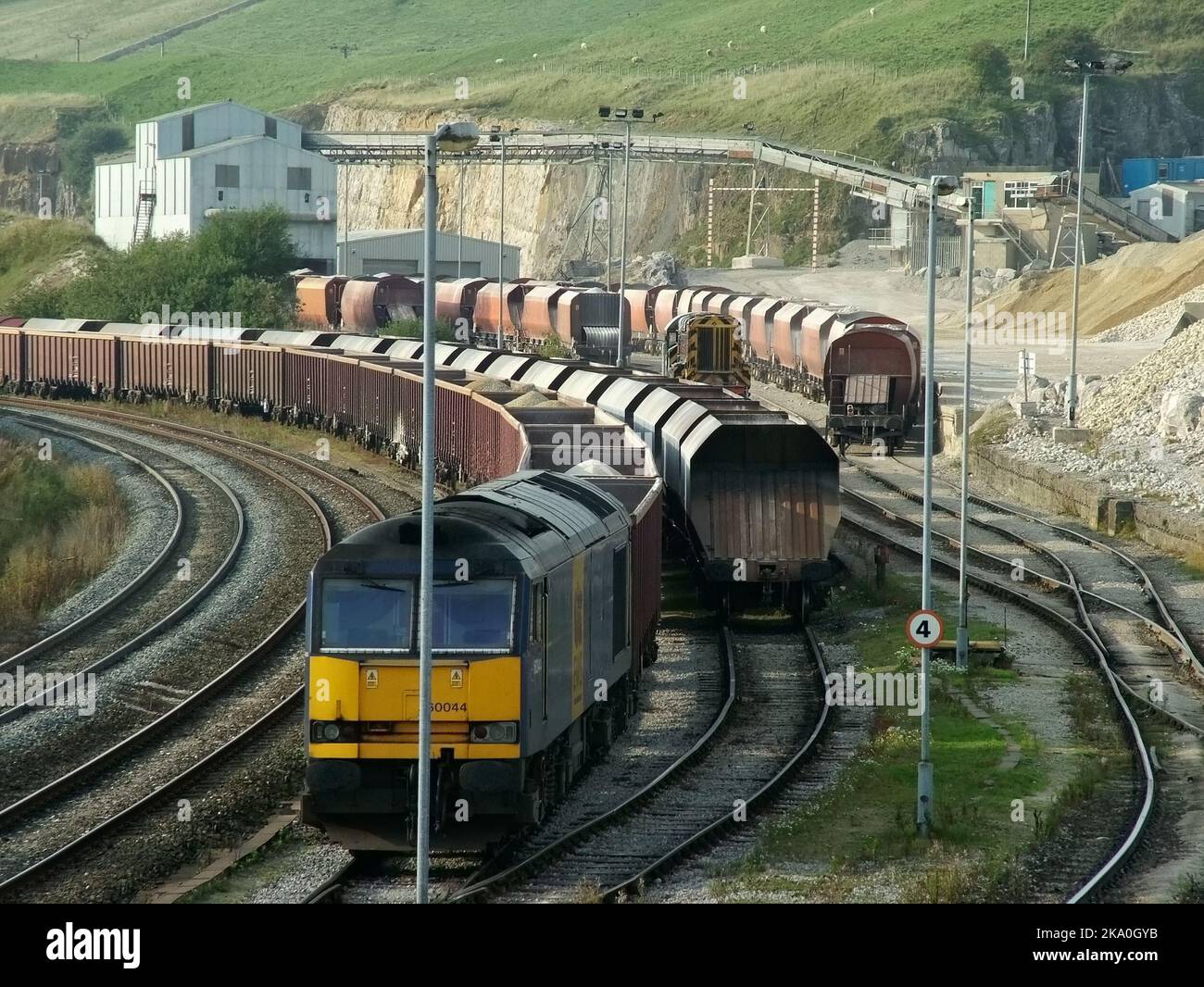 Lokomotive und Güterwagen der Baureihe 60, im Cemex Dove Holes Limetone Steinbruch in Peak Dale, Derbyshire England, Großbritannien, Gleisanschluss der Eisenbahn für den Güterverkehr in Peak Forest Stockfoto