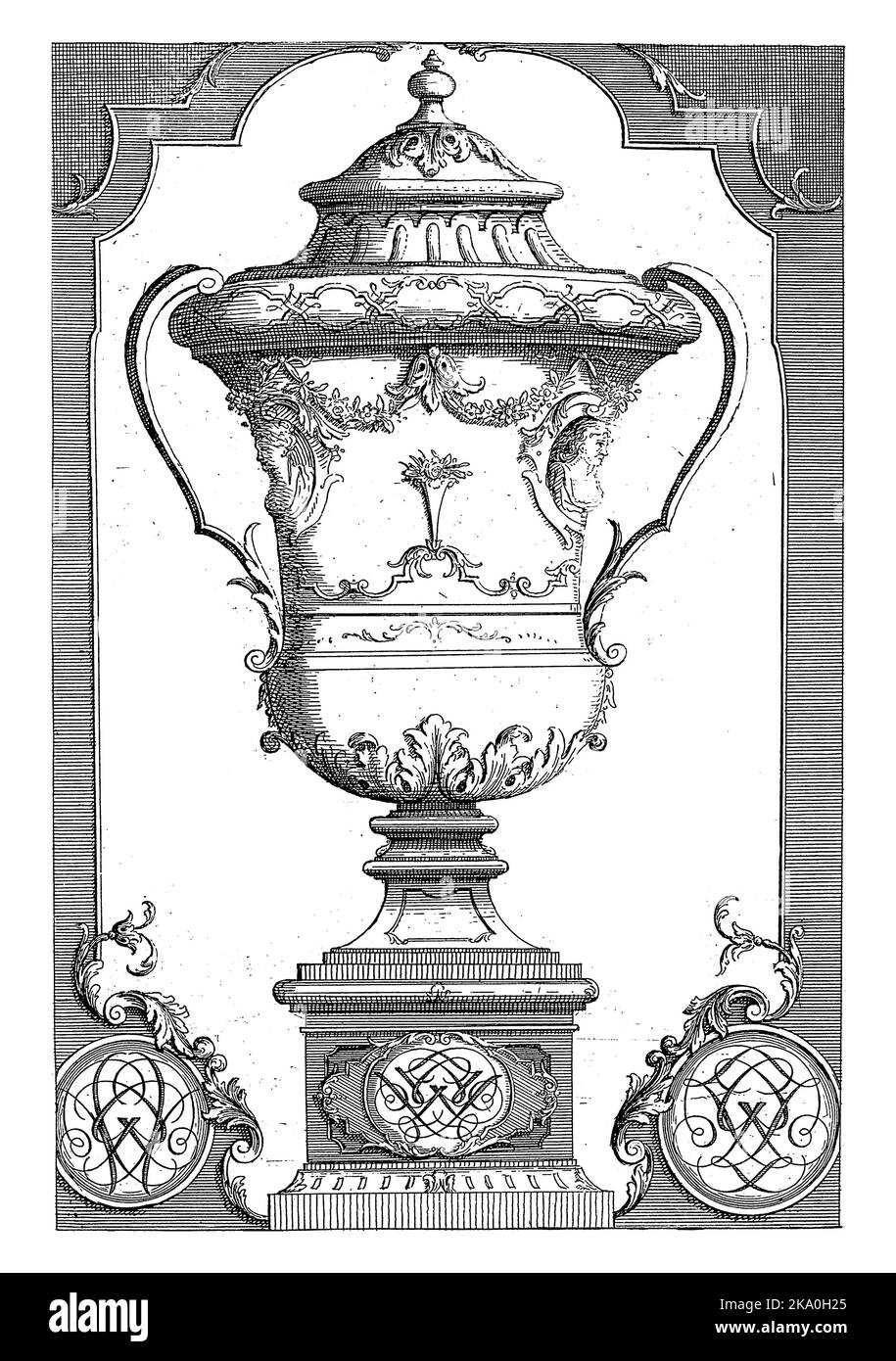 Tafeldekoration mit Gartenvase und Monogrammen, Gerrit Visscher, nach Jean Bernard HonorÃ© Turreau, 1690 - 1710 Stockfoto