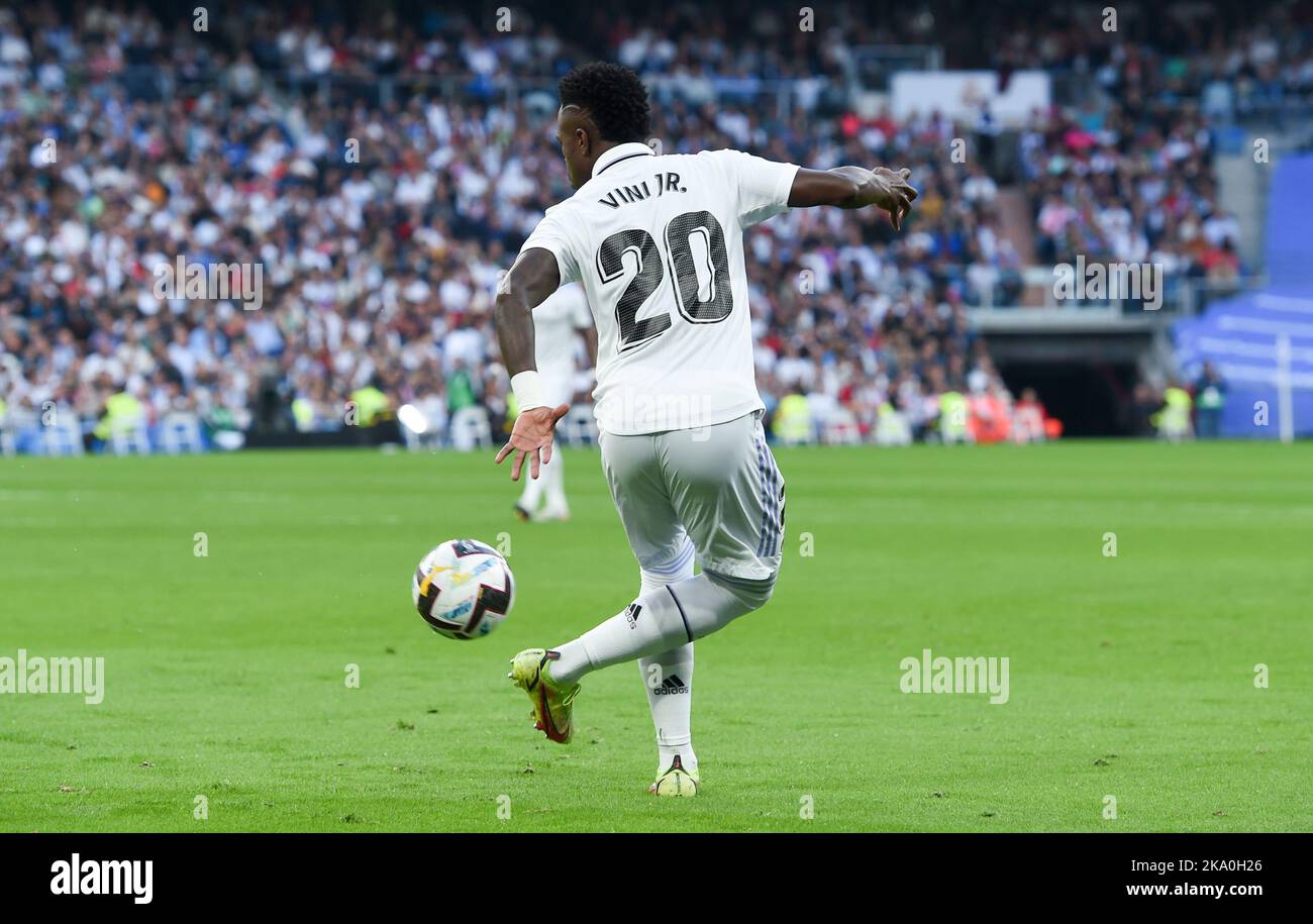 Madrid, Spanien. 30. Oktober 2022. Vinicius Jr. von Real Madrid tritt während eines spanischen Fußballspiels der La Liga zwischen Real Madrid und Girona in Madrid, Spanien, am 30. Oktober 2022 an. Kredit: Gustavo Valiente/Xinhua/Alamy Live Nachrichten Stockfoto