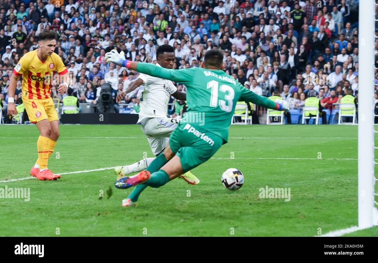 Madrid, Spanien. 30. Oktober 2022. Vinicius Jr. (C) von Real Madrid punktet während eines spanischen Fußballspiels der La Liga zwischen Real Madrid und Girona in Madrid, Spanien, am 30. Oktober 2022. Kredit: Gustavo Valiente/Xinhua/Alamy Live Nachrichten Stockfoto