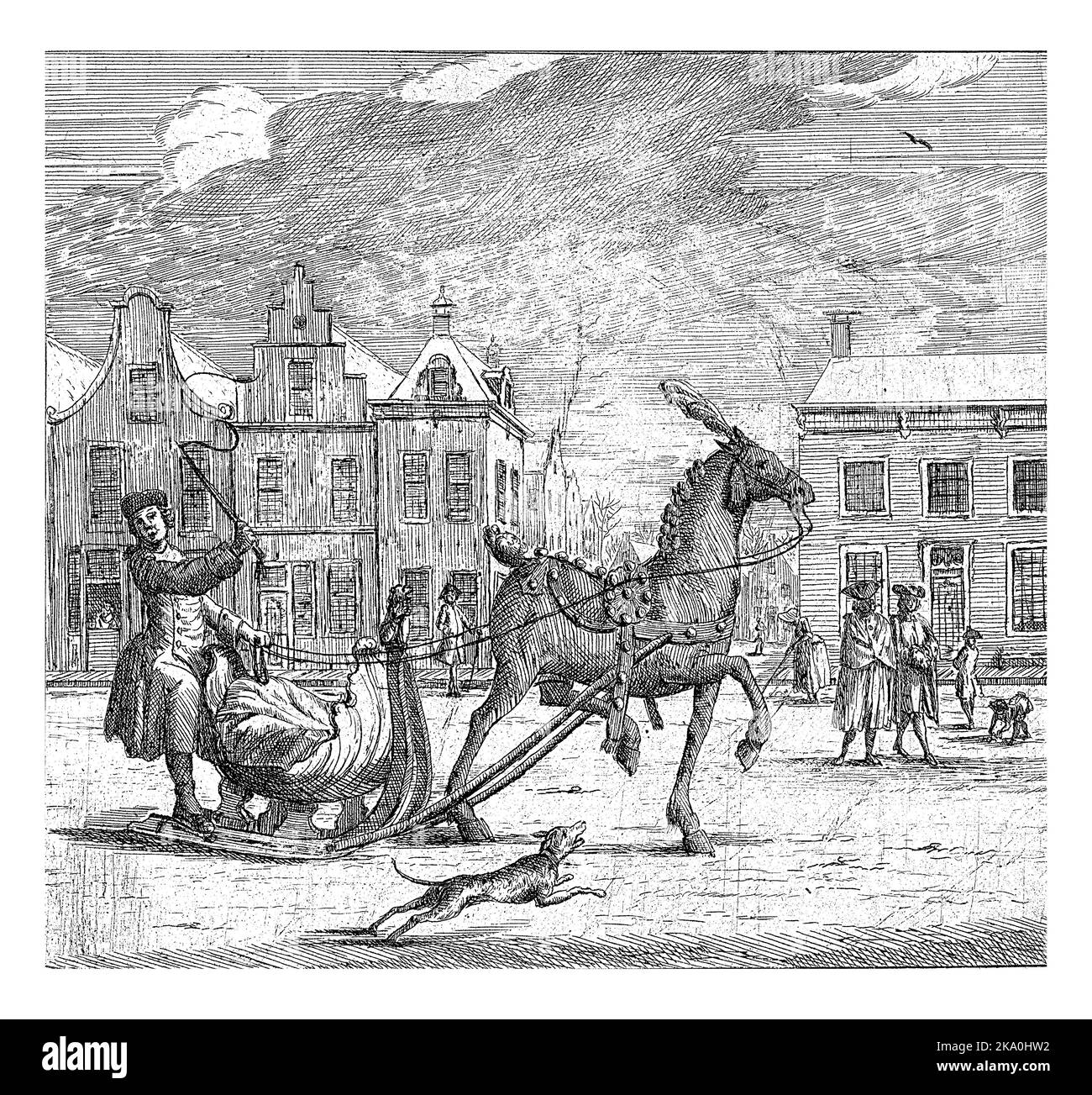 Stadtbild mit Pferdeschlitten. Ein Mann mit einer Peitsche steht auf dem Schlitten. Im Vordergrund ein Hund. Stockfoto