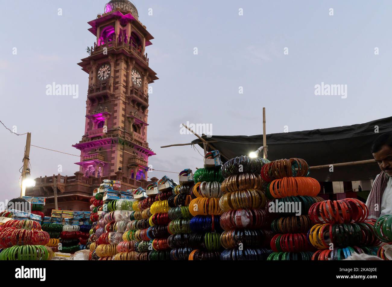 Jodhpur, Rajasthan, Indien - 20.10.2019 : Bunte Rajasthani Armreifen, die auf dem berühmten Sardar Market und Ghanta Ghar Clock Tower in Jodhpur verkauft werden. Stockfoto