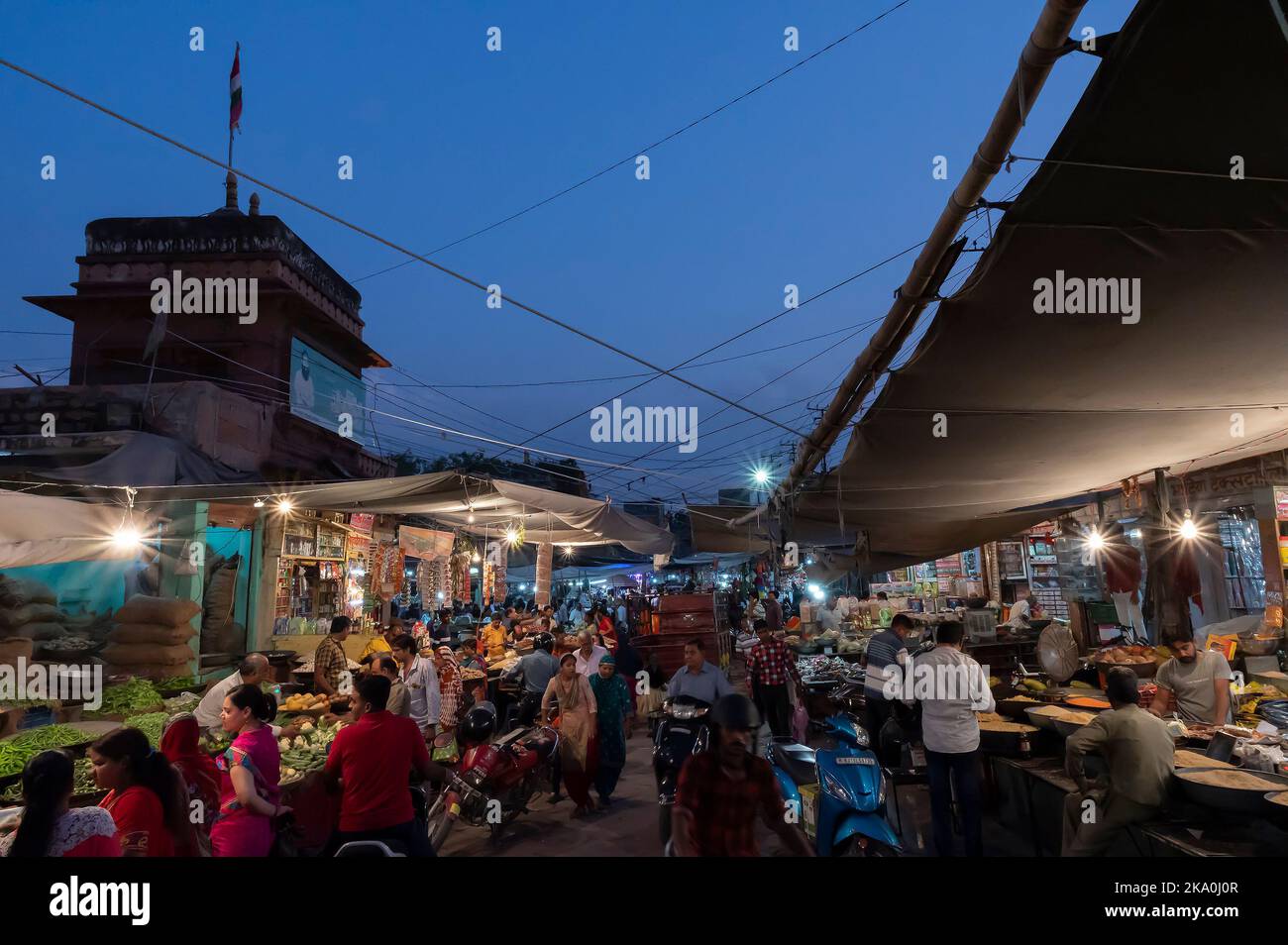 Jodhpur, Rajasthan, Indien - 20.10.2019 : Rajasthani Käufer und Verkäufer auf berühmten Sardar Markt und Ghanta ghar Uhrenturm in Jodhpur, Rajasthan. Stockfoto