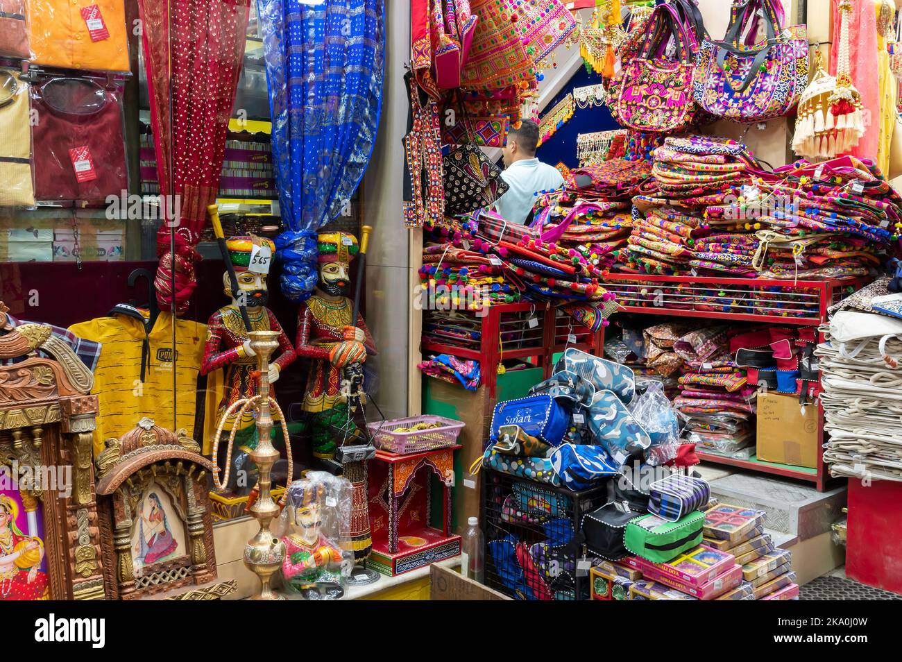 Jodhpur, Rajasthan, Indien - 19.10.2019 : Bunte Rajasthani Damen Taschen und Kleidung werden zum Verkauf auf dem berühmten Sardar Market und Ghanta Ghar ausgestellt. Stockfoto