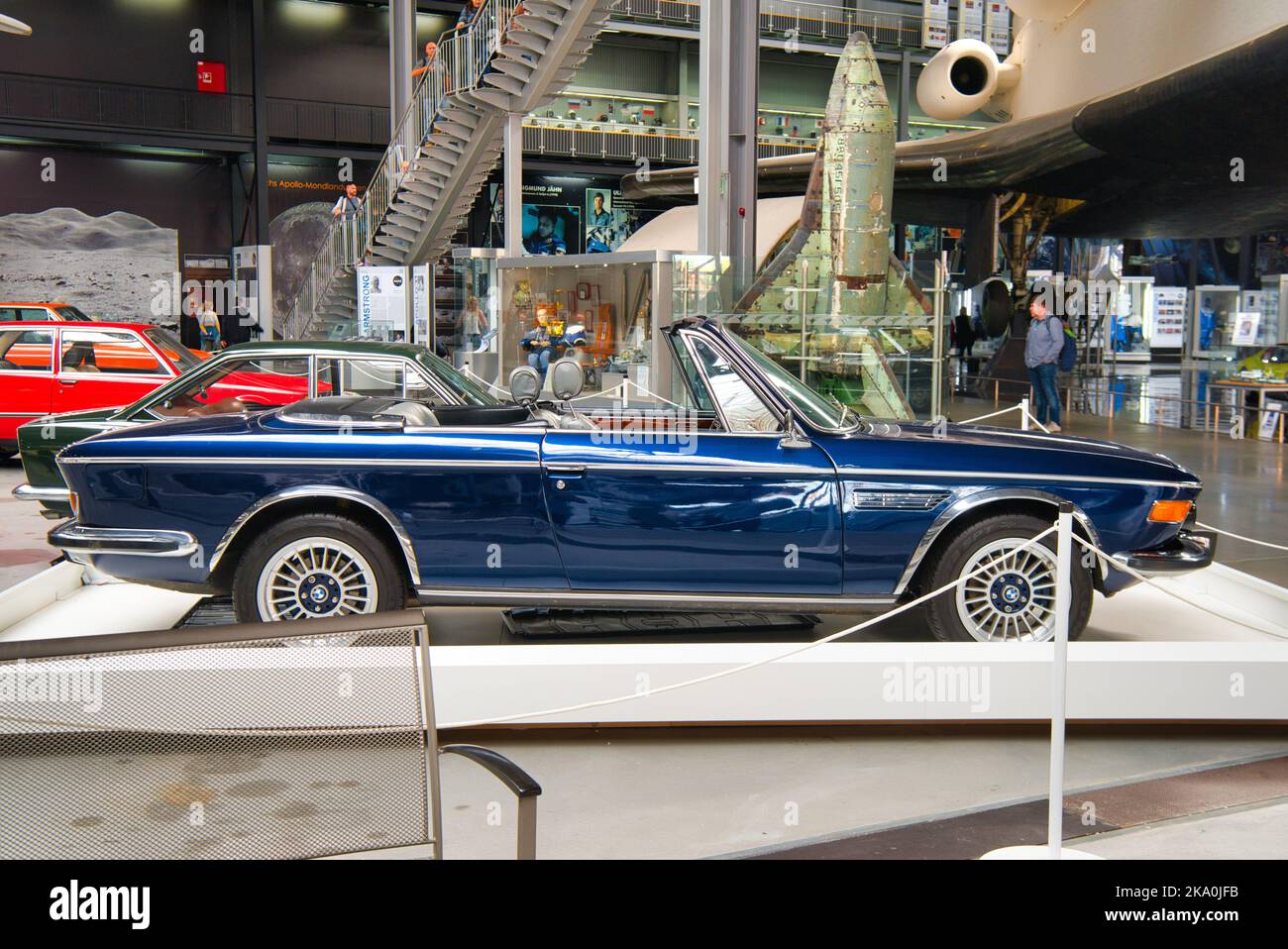 SPEYER, DEUTSCHLAND - OKTOBER 2022: Blauer BMW E9 2800 CS 1968 Retro-Wagen im Technikmuseum Speyer. Stockfoto