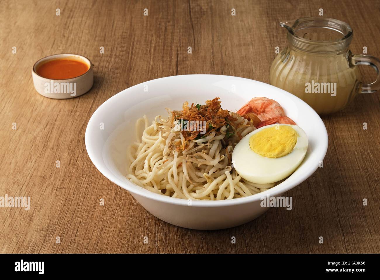 Mie Celor, ein Nudelgericht aus Palembang, Süd-Sumatra, Indonesien. Serviert in einer dicken und herzhaften Garnelenbrühe mit Ergänzungen wie Eier, Garnelen Stockfoto