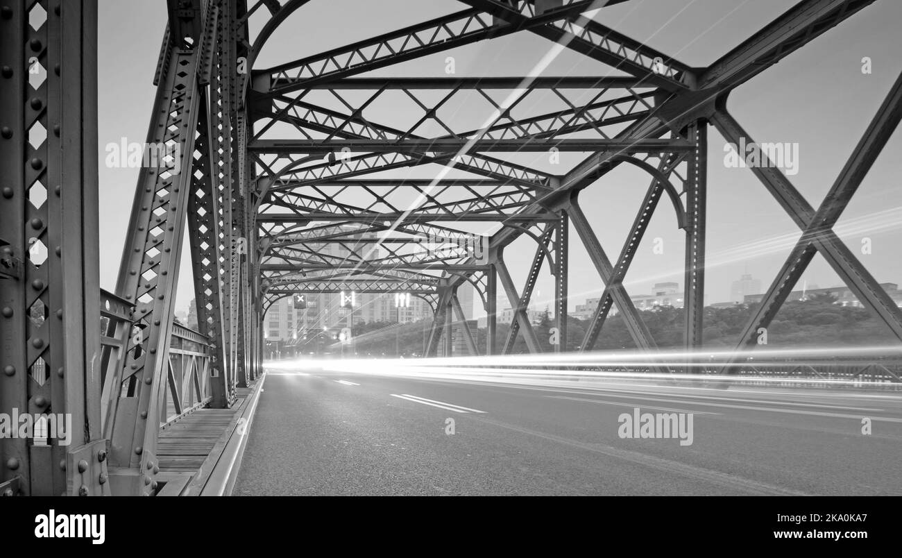 Nacht-Ampel in der Garten-Brücke der shanghai China. Stockfoto