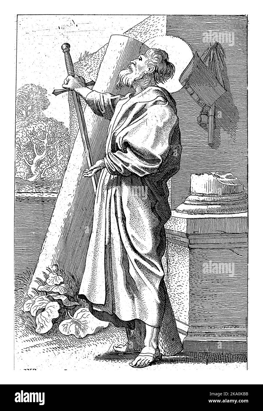 Der Apostel Paulus steht mit dem Schwert vor einer zerbrochenen Säule links und blickt zum Himmel empor. Stockfoto