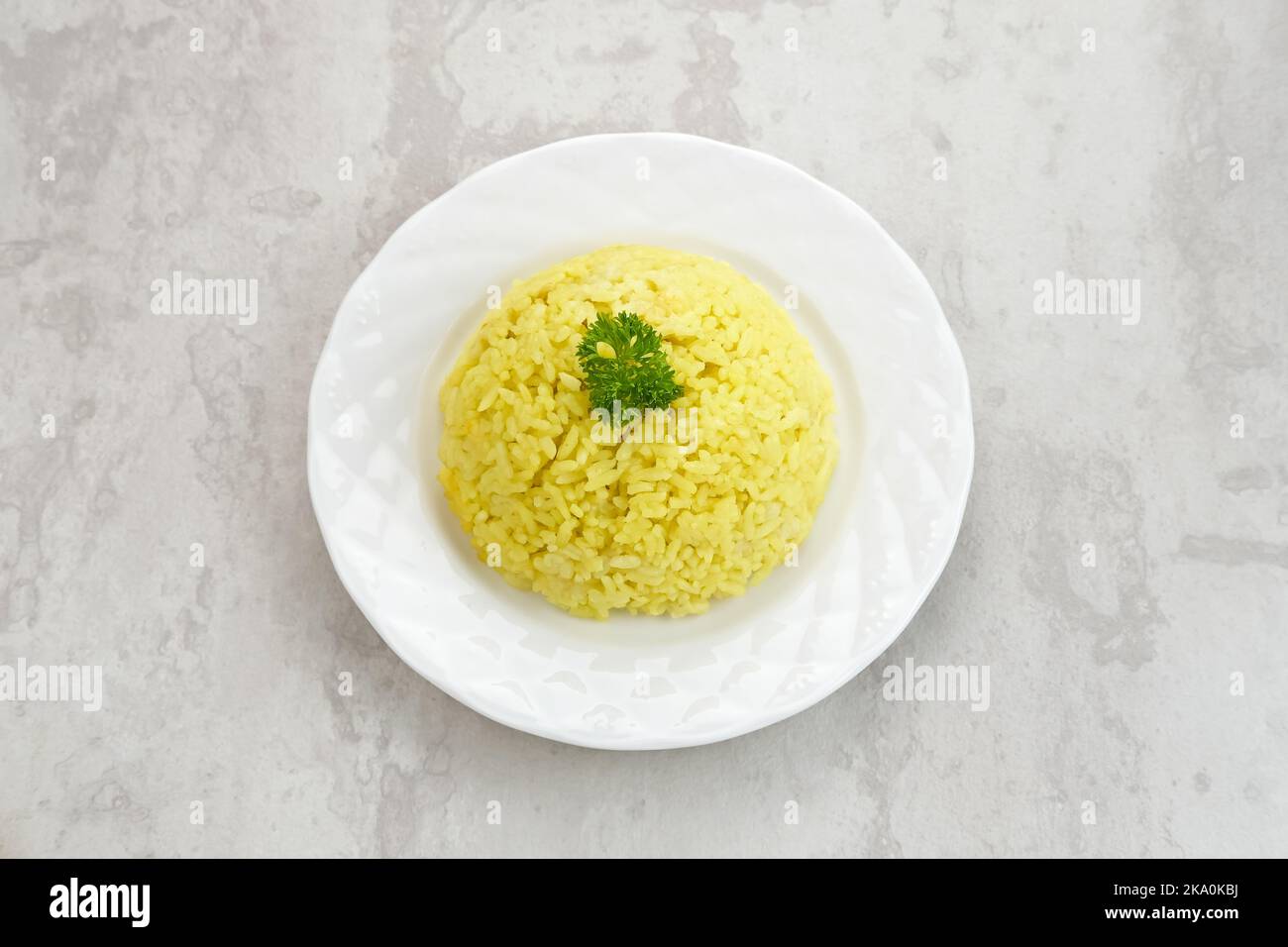 Nasi Kuning, traditionelles indonesisches Essen aus Reis, zubereitet mit Kurkuma und Kokosmilch und Gewürzen, serviert mit verschiedenen Beilagen Stockfoto