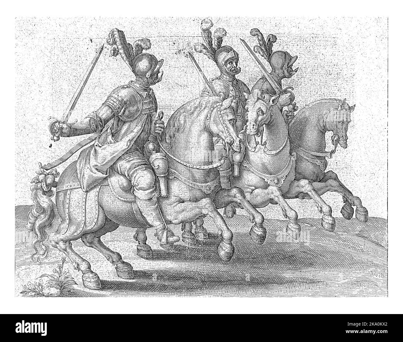 Drei gepanzerte Männer auf dem Pferderücken, die nach rechts reiten und jeweils ein gezogenes Schwert in der rechten Hand halten. Stockfoto