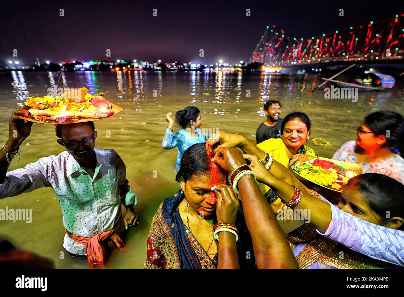 Kalkutta, Indien. 30. Oktober 2022. Hinduistische Anhänger werden gesehen, wie sie Abendrituale anlässlich der Chhat Puja im Ganga River durchführen. Chhath ist ein hinduistisches Fest, bei dem der Sonne Gebete gewidmet werden, um Dankbarkeit und Dankbarkeit für die Überwindung der Hürden des Lebens während des ganzen Jahres zu zeigen. Den ganzen Tag fasten Hindu-Anhänger suchen nach dem Segen der Lord Sun gemäß der hinduistischen Mythologie. Da das Festival der Sonne gewidmet ist, findet es jedes Jahr während der Sonnenaufgang und -Untergang Ende Oktober/Mitte November statt. Kredit: SOPA Images Limited/Alamy Live Nachrichten Stockfoto