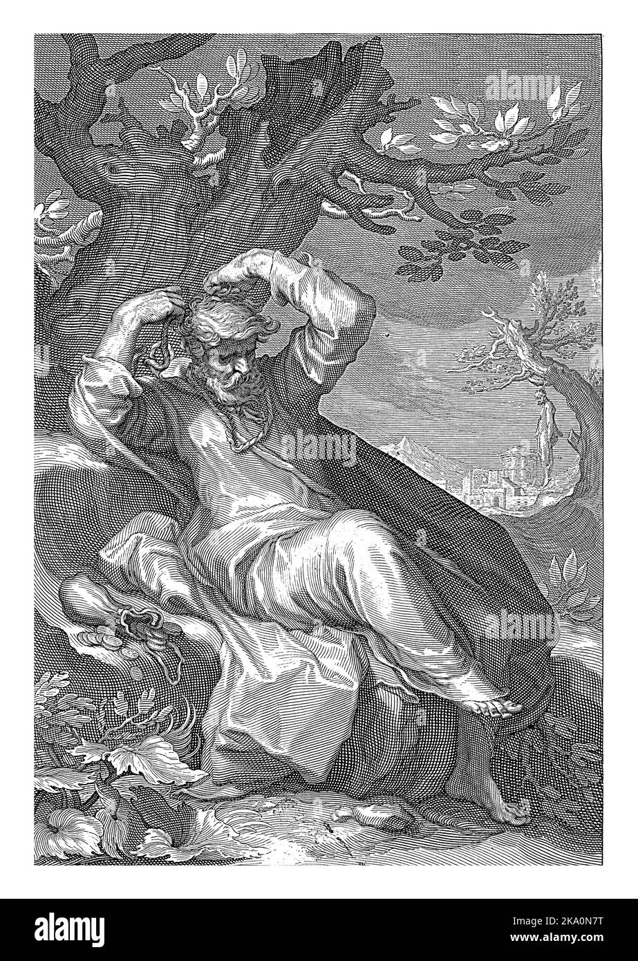 Judas Iskariot sitzt unter einem Baum und bindet ein Seil um seinen Hals. Neben ihm ist ein Geldbeutel. In der Ferne rechts hängt er an einem Baum. Stockfoto