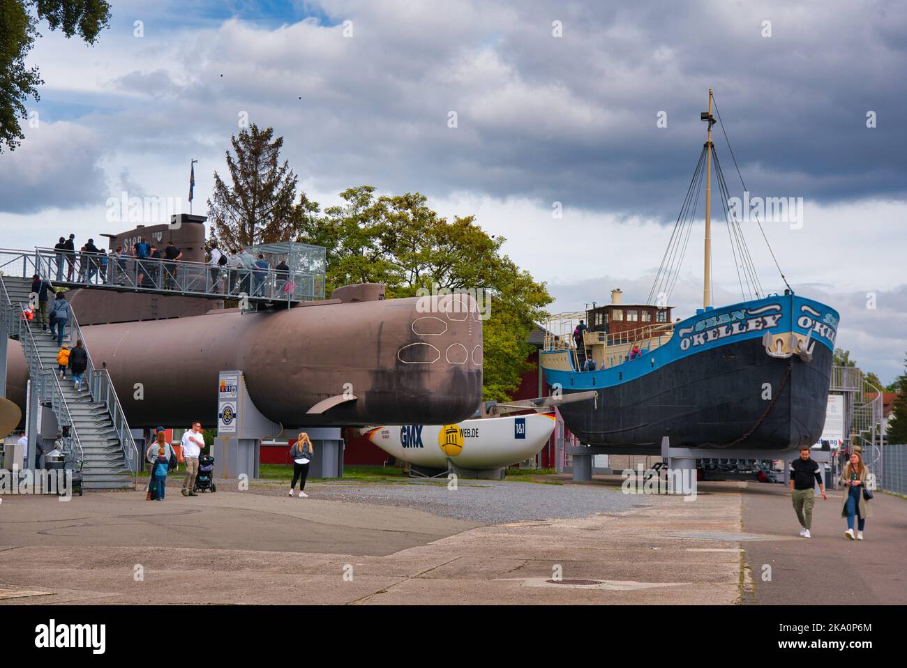 SPEYER, DEUTSCHLAND - OKTOBER 2022: Grau graues U-Boot U9 S188 Typ 205 1964 deutsche Marine Militär-U-Boot im Technikmuseum Speyer. Stockfoto