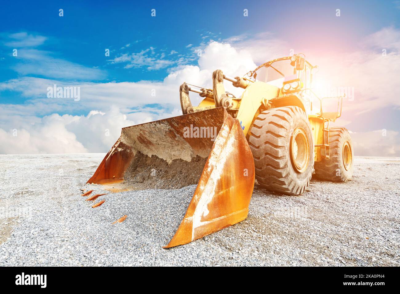 Große Bagger auf neue Baustelle im Hintergrund den blauen Himmel und Sonne Stockfoto