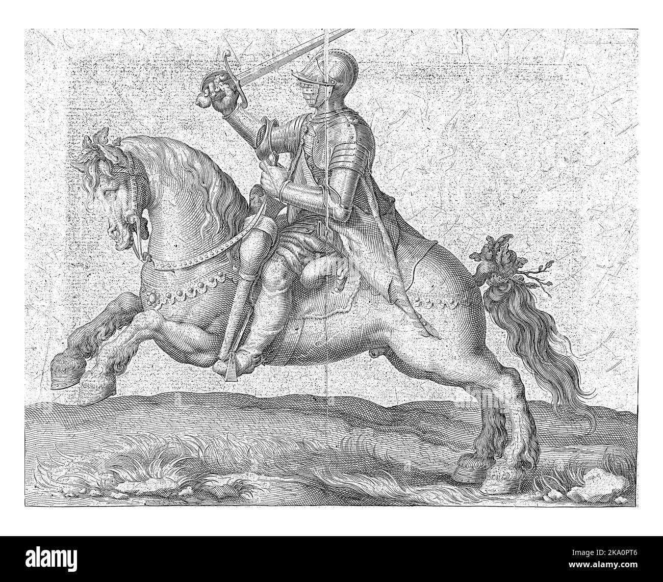 Ein gepanzerter Mann auf dem Pferderücken mit aufgehobenem Schwert, der nach links reitet. Stockfoto