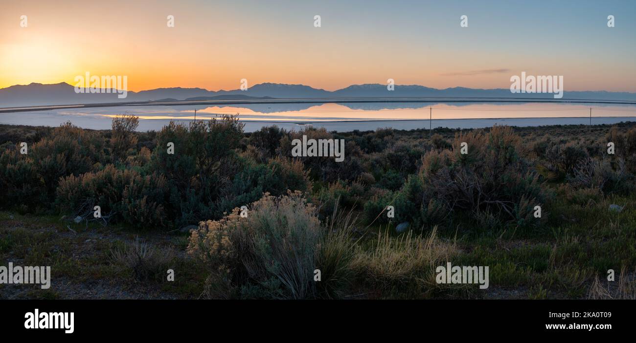 Sonnenaufgang über dem Great Salt Lake in Utah. Stockfoto