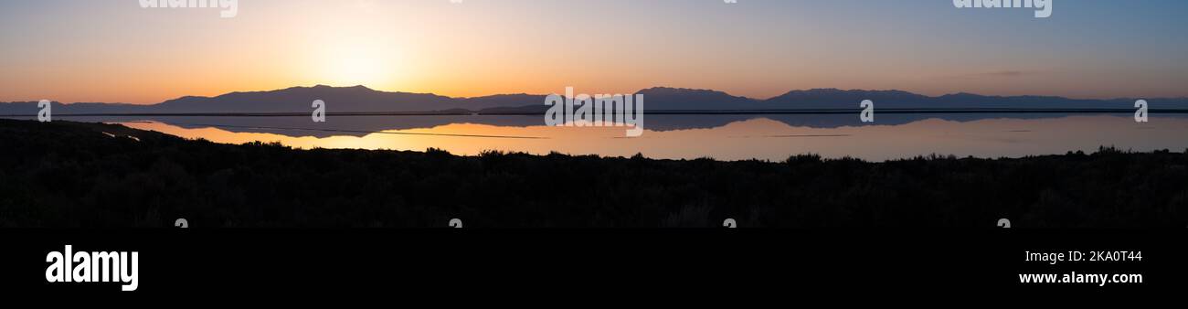 Sonnenaufgang über dem Great Salt Lake in Utah. Stockfoto