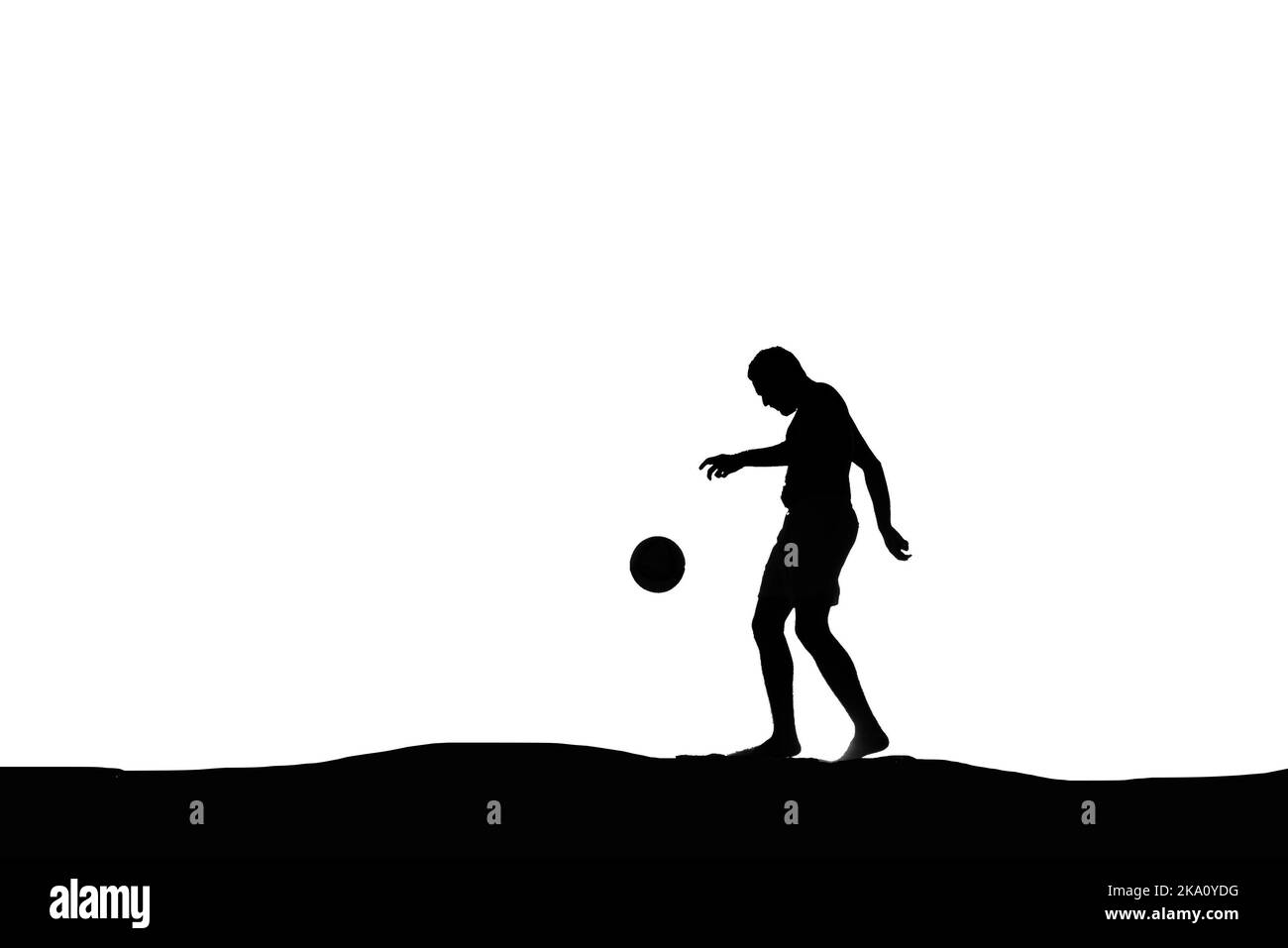 Silhouette eines Mannes spielen Fußball Stockfoto