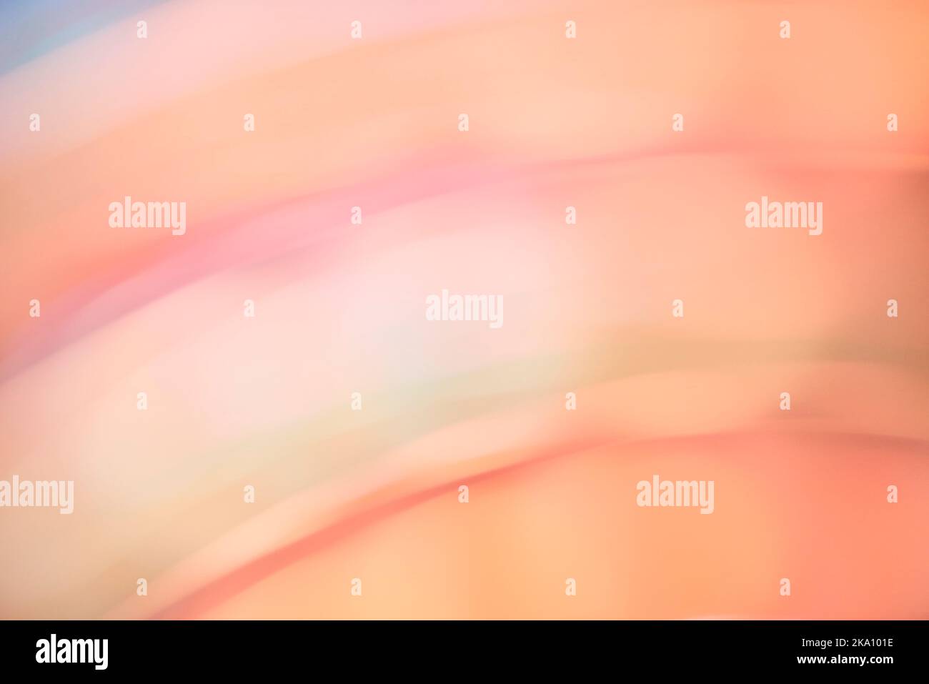 Abstrakter Hintergrund in sanften Pastelltönen, verblassenes, dynamisches pinkorangefarbenes Design mit geschwungenen Linien. Stockfoto