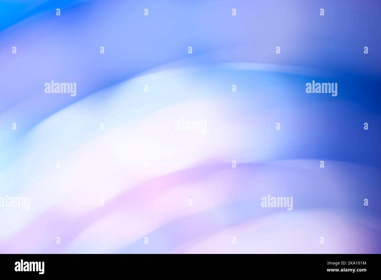 Abstrakter blauer und fliederfarbener Hintergrund in sanften Pastelltönen, dynamisches Design mit geschwungenen Linien. Stockfoto