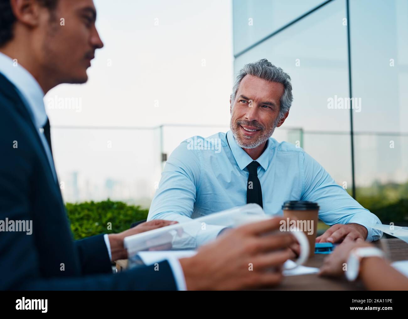 Die Korporate delegieren. Korporative Geschäftsleute, die ein Treffen draußen haben. Stockfoto