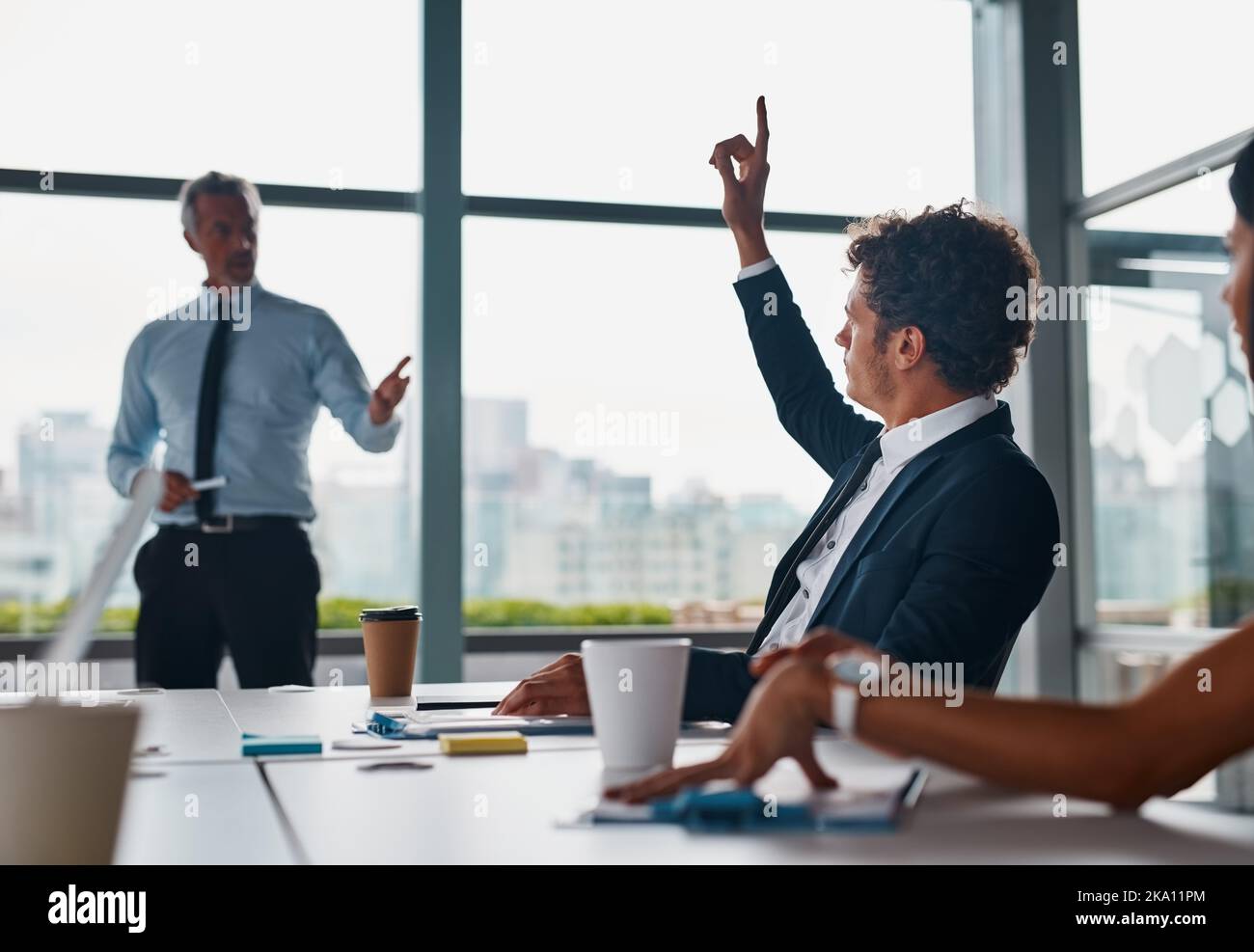 Ich habe dazu eine Frage: Geschäftsleute, die sich im Sitzungssaal treffen. Stockfoto