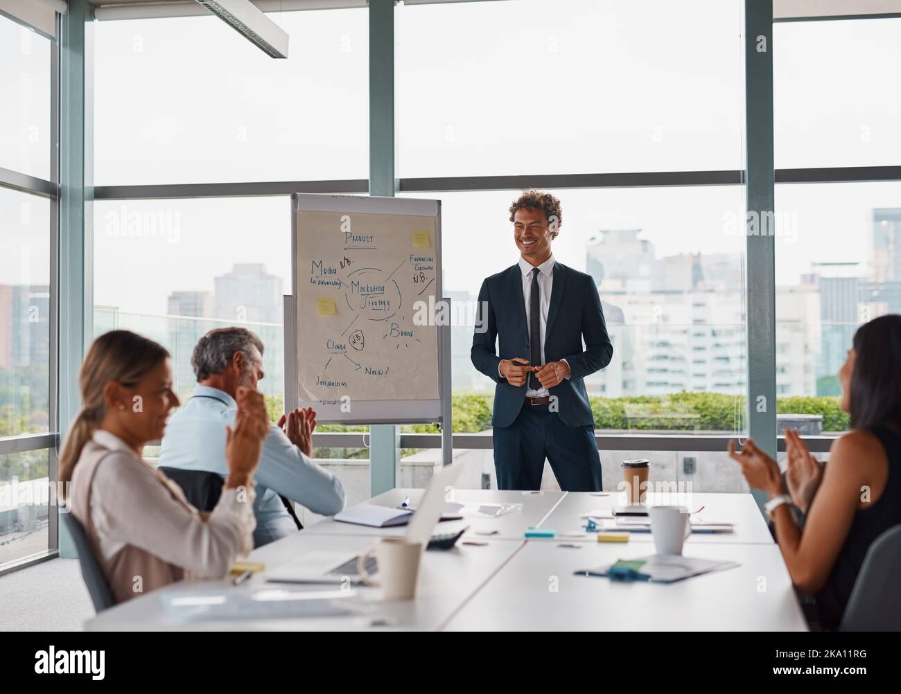 Besprechung von Möglichkeiten zur Verbesserung des Geschäfts. Geschäftsleute, die im Sitzungssaal eine Sitzung abhalten. Stockfoto