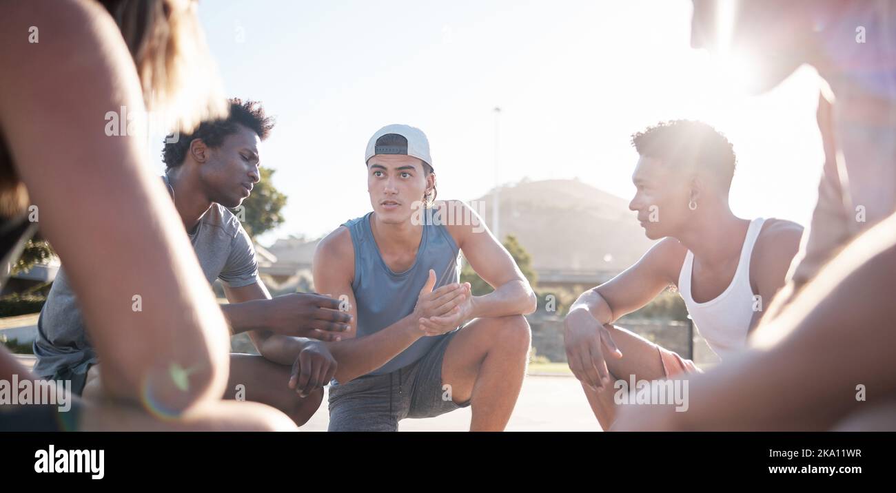 Basketball, Team und Treffen für Sportspiele, Strategie oder Zusammenarbeit auf dem Platz im Freien. Gruppe von sportlichen Menschen im Sport Stockfoto