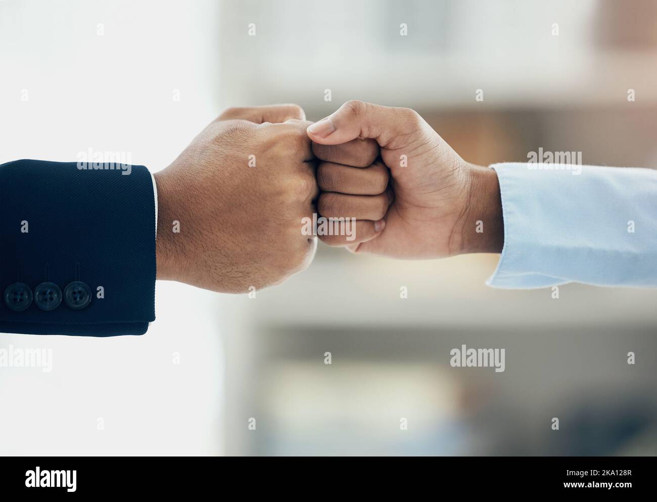 Partnerschaft, Teamwork und Faustschlag von Geschäftsleuten zur Unterstützung von Vertrauen, Zielen und Mission vor dem Hintergrund der Stadt. Business, Männer und Hände sind mit der Faust da Stockfoto