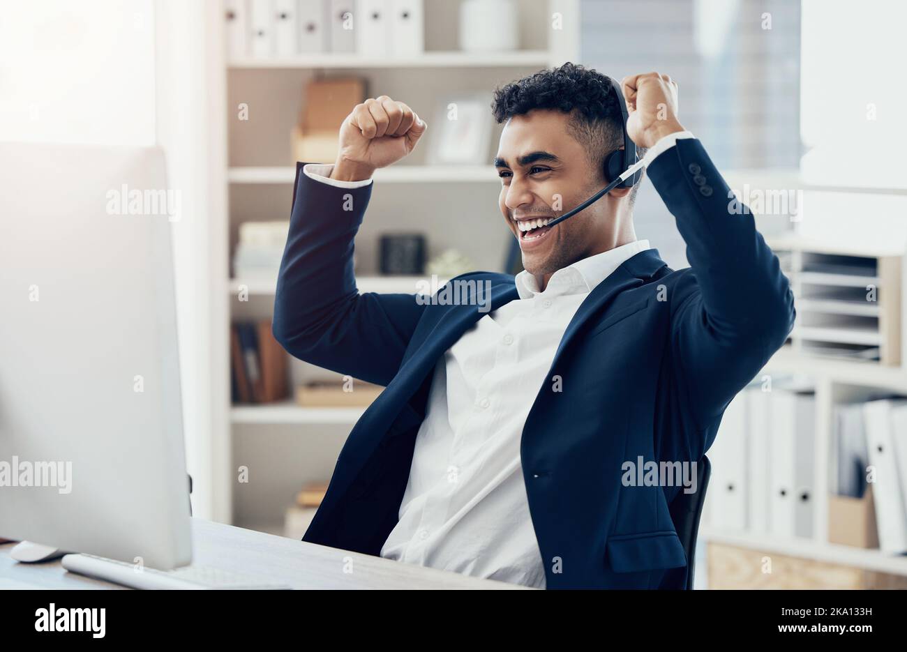 Geschäftsmann, Faust oder Erfolg auf Call-Center-Computer im Verkaufsabschluss, Zielvorgaben oder B2B Beratungshilfe. Happy Smile, Celebration Telemarketing Stockfoto