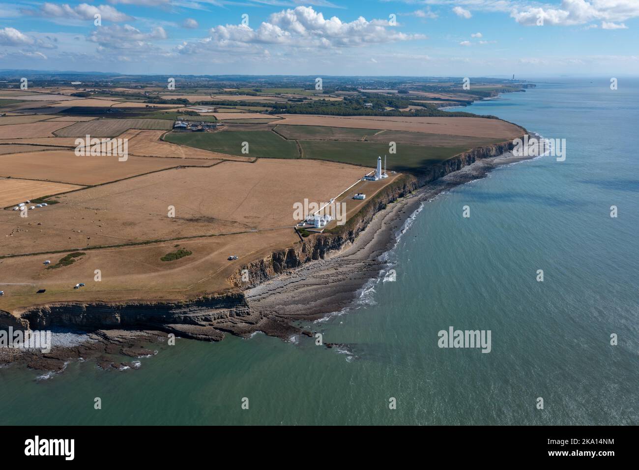 Luftaufnahme des Nash Point Lighthouse und der Monknash Coast in Südwales Stockfoto