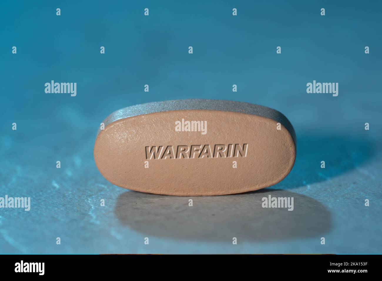 Warfarin-Medikament Pille Medikation auf blauem Hintergrund Stockfoto