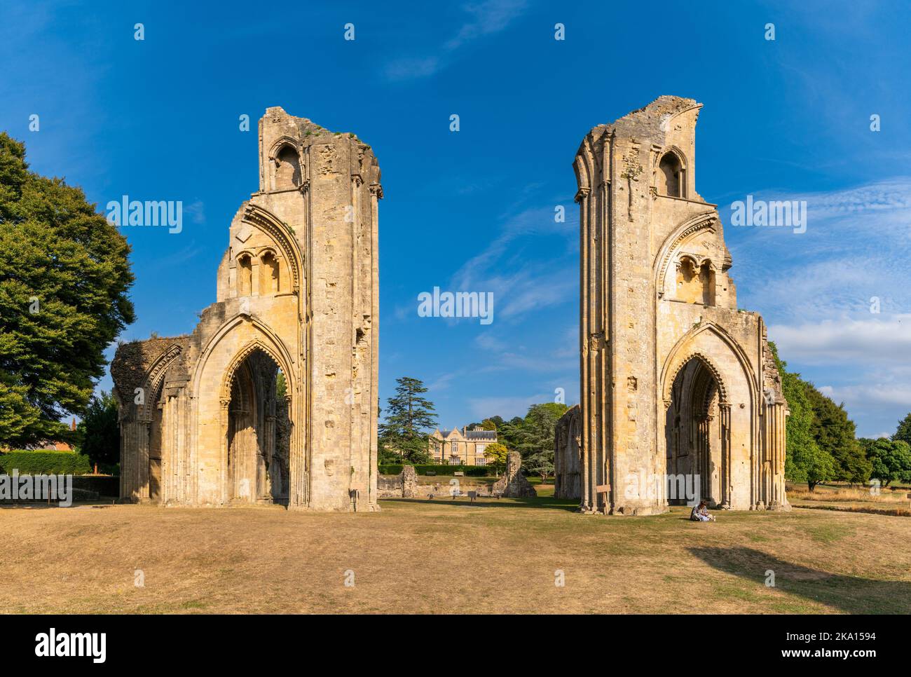 Glastonbury, Vereinigtes Königreich - 1. September 2022: Blick auf die Ruinen der Kreuzung bei der Glastonbury Abbey Stockfoto