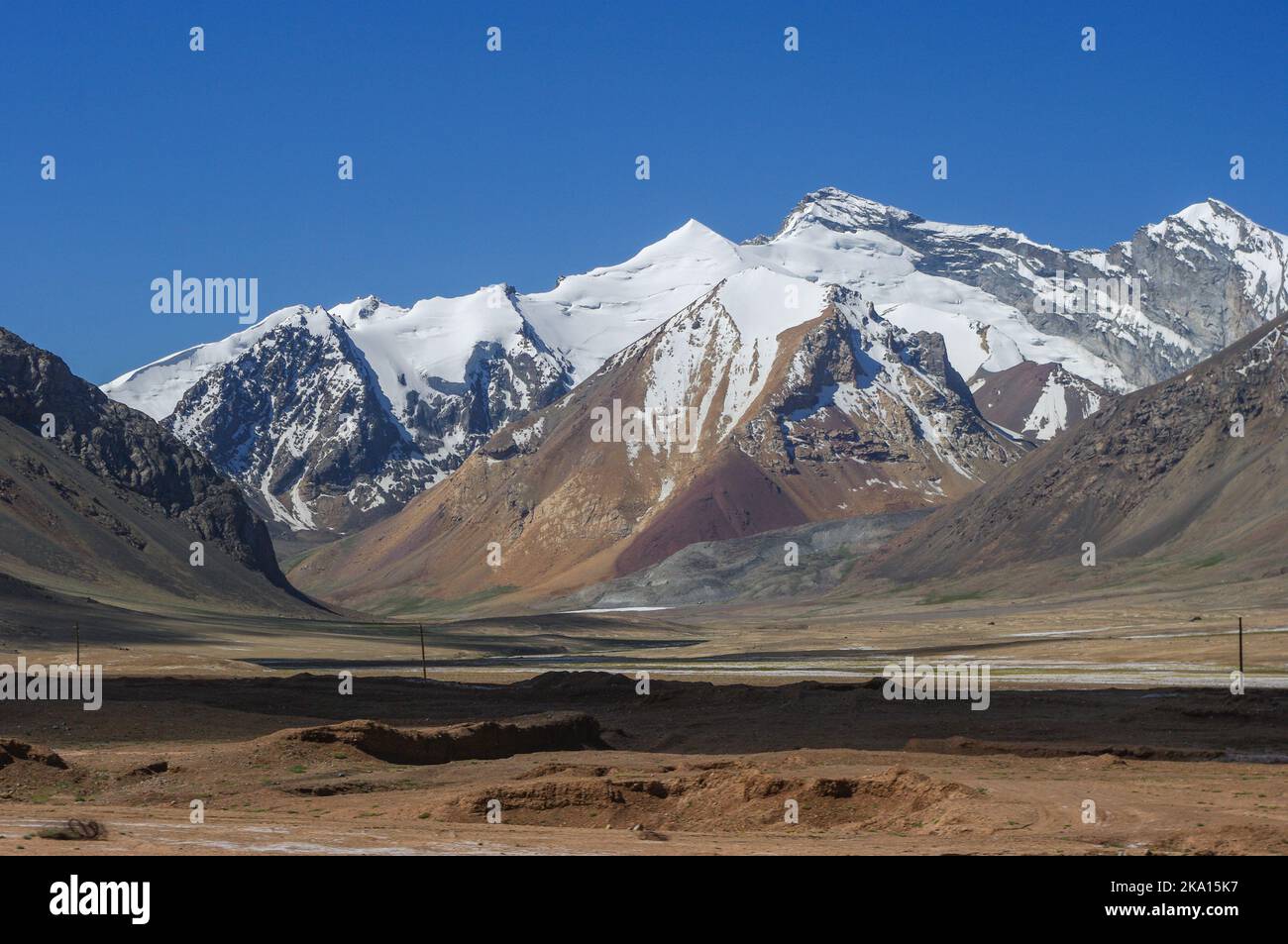 Landschaftsansicht der schneebedeckten Berge entlang des hoch gelegenen Pamir Highway zwischen AK Baital und Karakul, Murghab Bezirk, Gorno-Badakshan, Tadschikistan Stockfoto