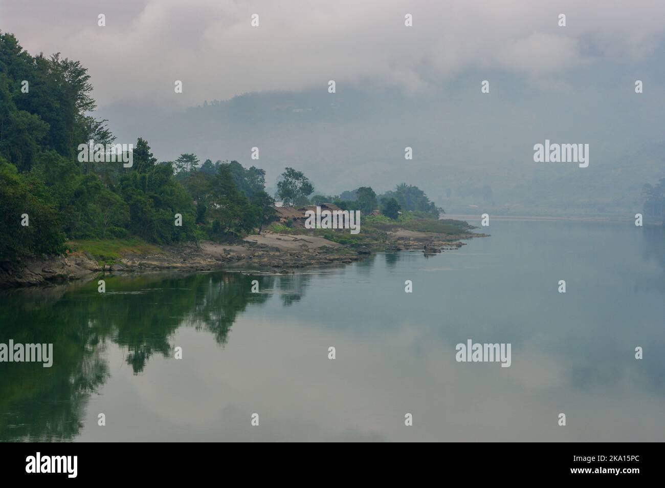 Nebliger Blick auf die Wintermorgendlandschaft mit Berghintergrund des Subansiri-Flusstals in Daporijo, Arunachal Pradesh, Indien Stockfoto